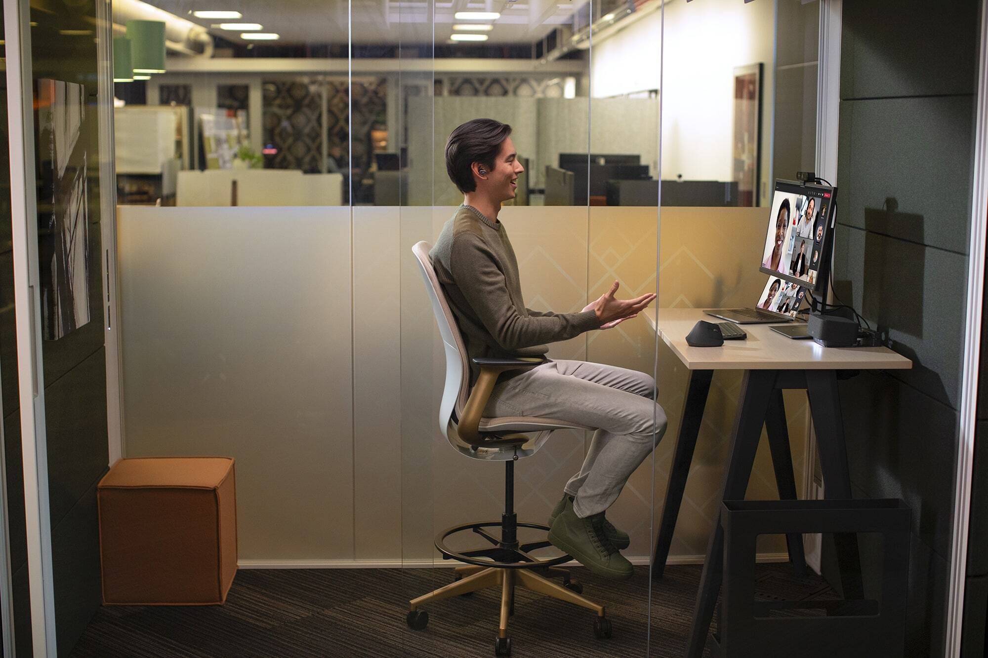 Logitech Dock Focus Room Kit LIFE Microsoft Teams 1